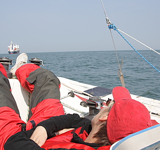 Dames d'à bord à la barre