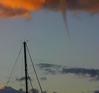 Éclairs, trombes et ciels d'orage